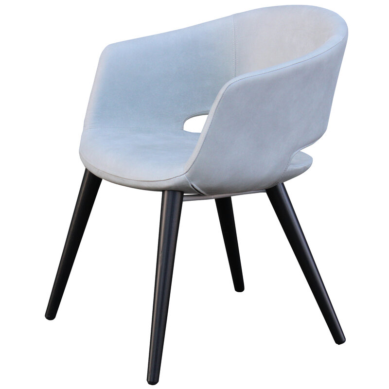 Busetto P258 <p>Poltroncina moderna con braccioli in massello di frassino, verniciatura personalizzabile in tinte da campionario 2